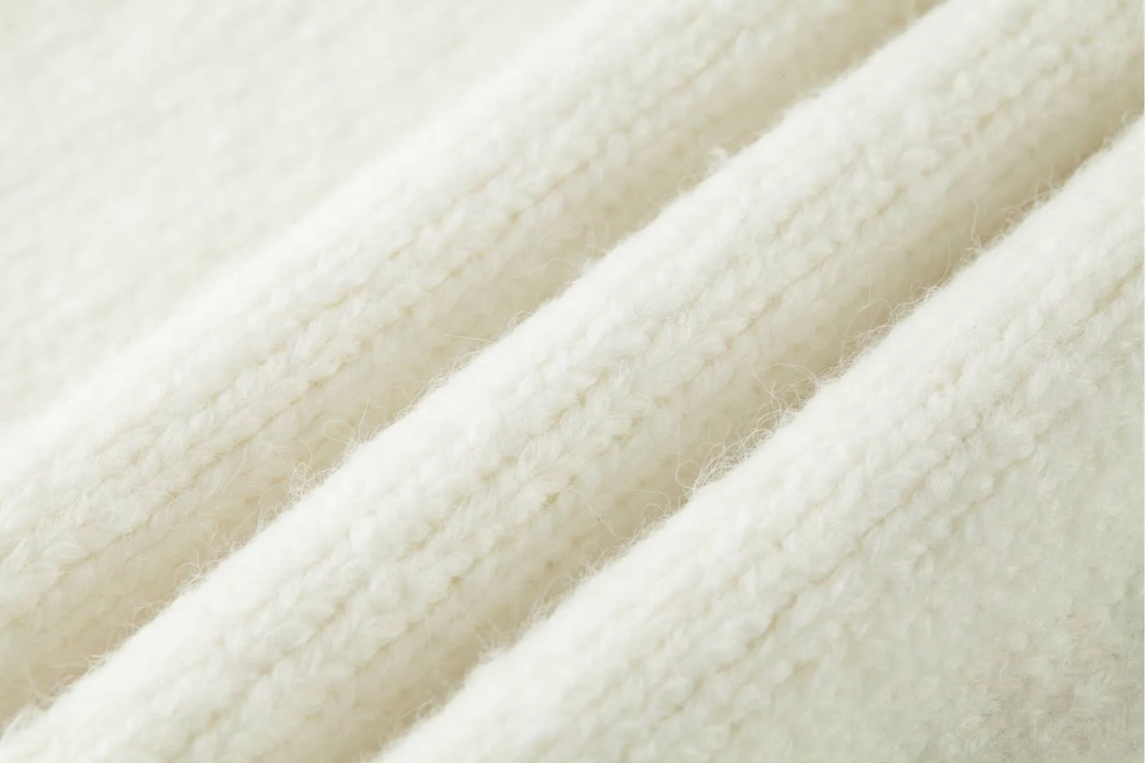 🅿️500 1v 25SS mirror logo intarsia sweater (off-white) originally purchased for 10,800, new color in 25 years, custom-woven and dyed sheep wool 55%, yak hair 21% nylon 20% Spandex 4% wool looped yarn, looped yarn has high ductility and good elasticity. It is different from the non-elastic version on the market. The special washing process is very soft and skin-friendly. It is a 3-needle knitting process. The thickness of each stitch of the intarsia on the clothes logo is consistent with the original version. The back logo is a mirror intarsia. The upper body is skin-friendly and versatile. It is an autumn and winter item that can be worn in front of others. Size:S-M-L